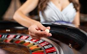 Antarmuka permainan Domino QQ di aplikasi 456 win dengan tampilan kartu dan tata letak meja pemain
